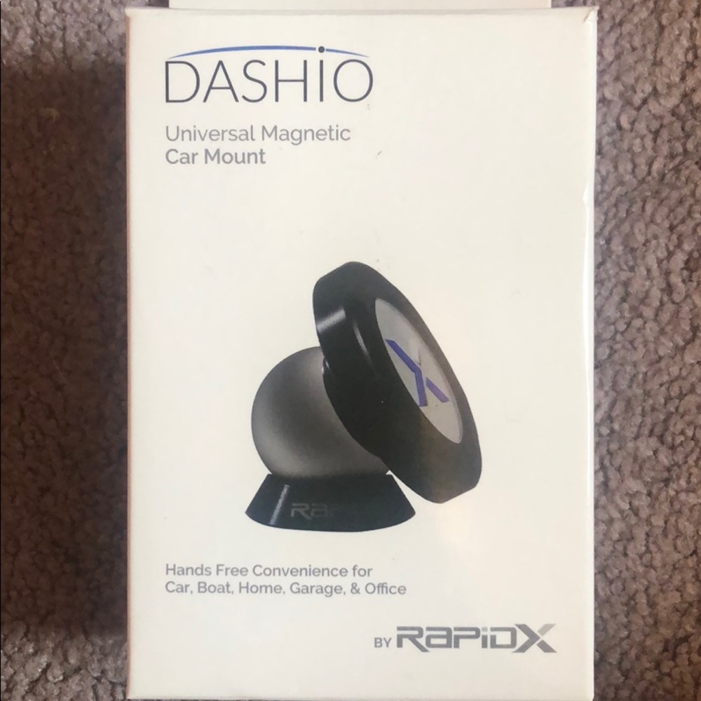 Universal magnetic car mount
